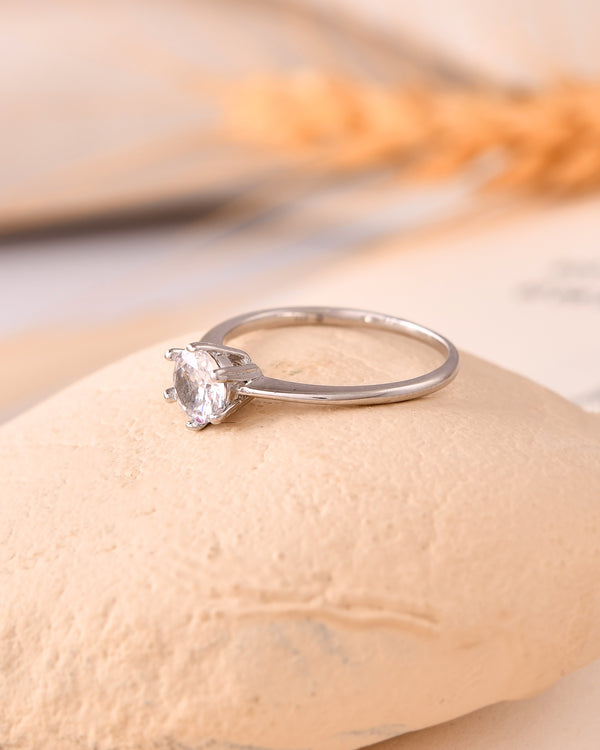 Minimal Luxe Classic Solitaire Ring